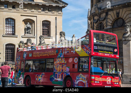 Sightseeing tourist bus in front of Sheldonian Theatre, Broad Street, Oxford, England, UK Stock Photo