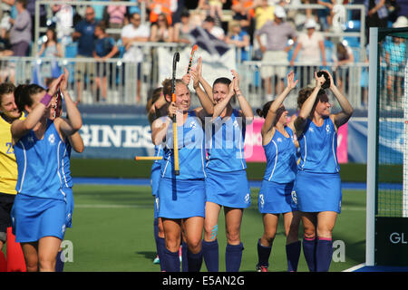 Glasgow Scotland, UK. 25th July, 2014. Scotland's women take emphatic victory over Malaysia 2-0 in their group match thanks to two goals from Ailsa Wyllie. Scotland team lap of honour. Credit:  ALAN OLIVER/Alamy Live News Stock Photo