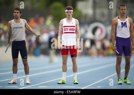 Des Moines, Iowa, USA. 22nd May, 2014. Pleasant Valley's Andrew Dixon and Muscatine's Jon Centeno, get ready to run the first leg of the 4A Boys 4X800 Meter Relay at the Iowa State Track Championships at Drake University in Des Moines, IA., Thursday, May, 22nd, 2014. The Spartans finished 8th and the Muskies finished 9th. © Louis Brems/Quad-City Times/ZUMA Wire/Alamy Live News Stock Photo