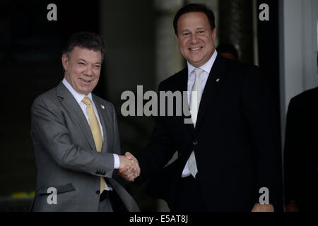 Panama City, Panama. 25th July, 2014. Panama's President Juan Carlos Varela (R) shakes hands with Colombian President Juan Manuel Santos upon his arrival at Presidential Palace in Panama City, capital of Panama, on July 25, 2014. Colombian President Juan Manuel Santos is in Panama on a one-day official visit, where he will meet with business sectors of both countries to discuss issues of mutual interest, according to local press. © Mauricio Valenzuela/Xinhua/Alamy Live News Stock Photo