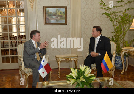 Panama City, Panama. 25th July, 2014. Image provided by Colombia's Presidency shows Colombian President Juan Manuel Santos (L) talks with Panama's President Juan Carlos Varela at Presidential Palace in Panama City, capital of Panama, on July 25, 2014. Colombian President Juan Manuel Santos is in Panama on a one-day official visit, where he will meet with business sectors of both countries to discuss issues of mutual interest, according to local press. © Juan Pablo Bello/Colombia's Presidency/Xinhua/Alamy Live News Stock Photo