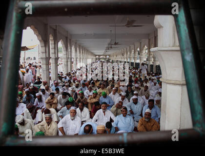 Pakistani faithful Muslims offer Jummat-ul-Vida, the last congregational Friday prayers in the holy month of Ramadan, at the Data Darbar Mosque in Lahore. Muslim devotees took part in the last Friday prayers ahead of the Eid al-Fitr festival marking the end of the fasting month of Ramadan, which is dependent on the sighting of the moon. (Photo by Rana Sajid Hussain / Pacific Press) Stock Photo