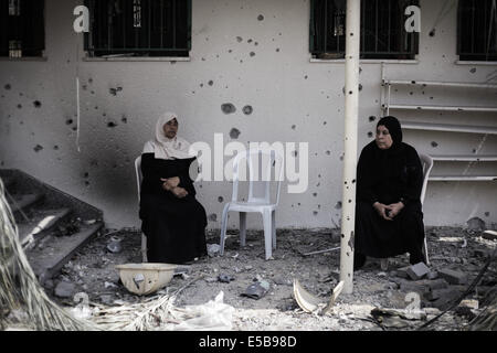 Gaza City, Palestinian Territories. 26th July, 2014. Palestinians inspect destroyed houses in the Shejaia neighbourhood, which witnesses said was heavily hit by Israeli shelling and air strikes during an Israeli offensive, in Gaza City. A 12-hour humanitarian truce went into effect on Saturday after Israel and Palestinian militant groups in the Gaza Strip agreed to a U.N. request for a pause in fighting and efforts proceeded to secure a long-term ceasefire moved ahead. Credit:  Ahmed Hjazy/Pacific Press/Alamy Live News Stock Photo