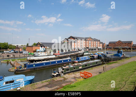 Canal boats in Lower Basin on Shropshire Union Canal at National Waterways Museum with Holiday Inn. Ellesmere Port Cheshire UK Stock Photo