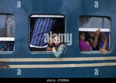 Dhaka, Bangladesh. 27th July, 2014. Bangladeshi people travel by an overcrowded train as they travel to their village ahead of the Eid Al-Fitr celebrations at the Gazipur Railway Station in Dhaka, Bangladesh, 27 July 2014. Millions of city dwellers travel to villages to celebrate their biggest festival Eid Al-Fitr which marks the end of the Muslim fasting month of Ramadan. Credit:  Probal Rashid/ZUMA Wire/Alamy Live News Stock Photo