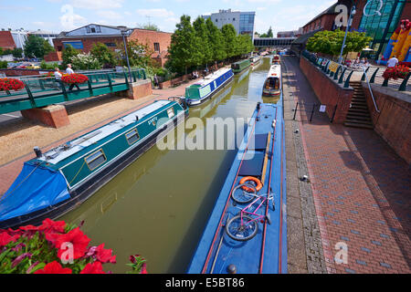 Canal Barges On The Oxford Canal At The Rear Of The Castle Quay Shopping Centre Banbury Oxfordshire UK Stock Photo