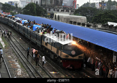 Dhaka, Bangladesh. 27th July, 2014. People travel on a train leaving for their hometowns for the upcoming festival Eid al-Fitr in Dhaka, Bangladesh, July 27, 2014. Local Muslims prepare to celebrate the Eid al-Fitr festival which marks the end of the fasting month of Ramadan. Credit:  Shariful Islam/Xinhua/Alamy Live News Stock Photo