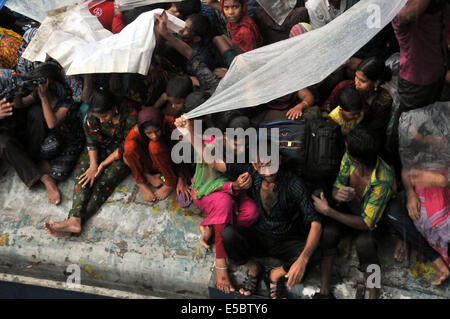 Dhaka, Bangladesh. 27th July, 2014. People travel on a train leaving for their hometowns for the upcoming festival Eid al-Fitr in Dhaka, Bangladesh, July 27, 2014. Local Muslims prepare to celebrate the Eid al-Fitr festival which marks the end of the fasting month of Ramadan. Credit:  Shariful Islam/Xinhua/Alamy Live News Stock Photo