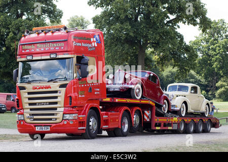 1937 Nash coupe on the back of a lorry Stock Photo