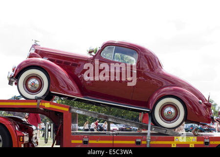 1937 Nash coupe on the back of a lorry Stock Photo