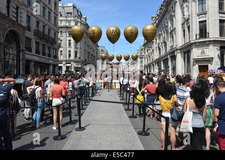 Regent Street, London, UK. 27th July 2014. People queuing for the 25,000 free Magnum Ice Creams being given away on Regent Street today. Credit:  Matthew Chattle/Alamy Live News Stock Photo