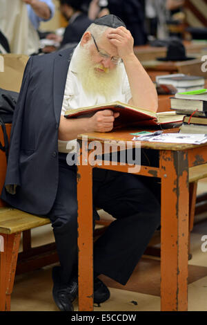 Religious Jewish man at studying Talmud at a synagogue in the Crown Heights section of Brooklyn, New York Stock Photo