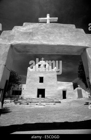 A gateway frames the San Jose Mission Church that was built by Indians from 1699-1701 at Laguna Pueblo, a Native American community in New Mexico,USA. Stock Photo