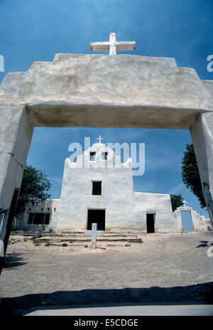 A gateway frames the San Jose Mission Church that was built by Indians from 1699-1701 at Laguna Pueblo, a Native American community in New Mexico,USA. Stock Photo