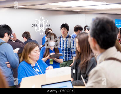 People at Apple Genius Bar technical support centre in Ginza, Tokyo, Japan 2014 Stock Photo