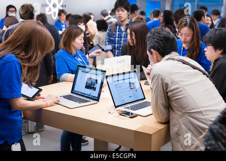 People at Apple Genius Bar technical support centre of a retail store in Ginza, Tokyo, Japan 2014 Stock Photo
