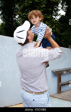 Molly Sims and family shopping at Barney's New York in Beverly Hills  Featuring: Molly Sims Where: Los Angeles, California, United States When:  15 Dec 2013 Stock Photo - Alamy