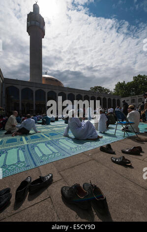 London Central Mosque, London, UK. 28th July 2014. Crowds of Muslim faithful gathered at Central London Mosque near Regent's Park to celebrate Eid ul-Fitr. Credit:  Lee Thomas/Alamy Live News Stock Photo