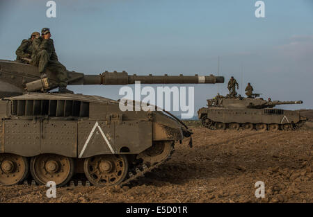 Gaza Border. 28th July, 2014. Israeli soldiers rest on Merkava tanks in southern Israel near the border with Gaza, on July 28, 2014. The UN Security Council on Monday issued an urgent appeal to Israel and Hamas for an immediate humanitarian truce in Gaza, where more than 1,030 Palestinians and 43 Israeli soldiers were killed over the past few weeks. Credit:  Li Rui/Xinhua/Alamy Live News Stock Photo