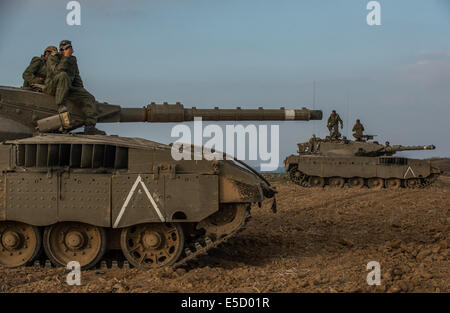 Gaza Border. 28th July, 2014. An Israeli Soldier Fixes The Caterpillar ...