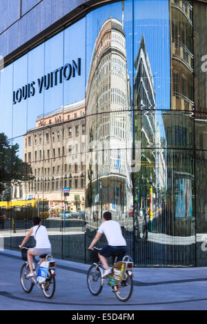 Warsaw, Poland - July 24, 2017 : Reflections on the facade of Louis Vuitton  store. located in Aleje Jerozolimskie street at shopping mall Vitkac. Luxu  Stock Photo - Alamy