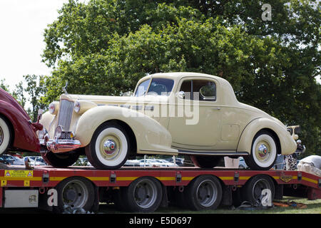 1937 Nash coupe on the back of a lorry Stock Photo