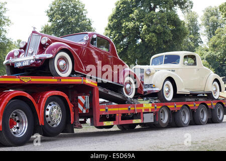 1937 Nash coupe on the back of a lorry Stock Photo