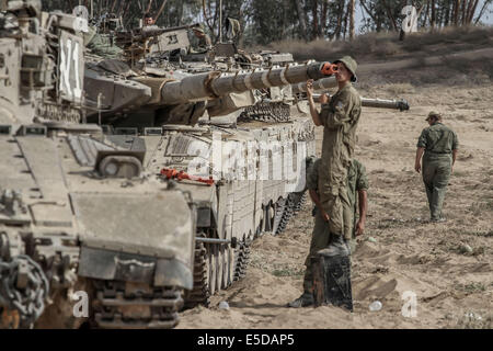 Gaza Border. 28th July, 2014. Israeli soldiers calibrate the cannon of a Merkava tank at an unspecified location in southern Israel near the border with Gaza, on July 28, 2014. A mortar shell fired from Gaza on Monday killed at least four people in the southern part of the country, Israeli local media reported. Credit:  JINI/Albert Sadikov/Xinhua/Alamy Live News Stock Photo