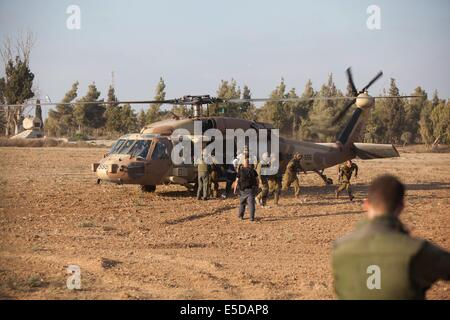 Gaza Border. 28th July, 2014. Israeli soldiers evacuate a wounded soldier with a helicopter near a village in southern Israel near the border with Gaza, on July 28, 2014. A mortar shell fired from Gaza on Monday killed at least four people in the southern part of the country, Israeli local media reported. Credit:  JINI/Albert Sadikov/Xinhua/Alamy Live News Stock Photo