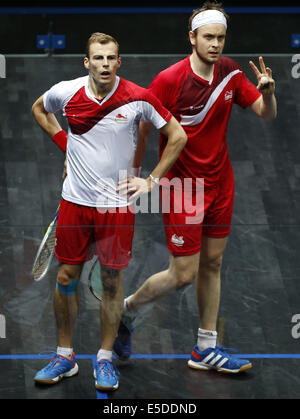 Glasgow, Scotland. 28th July, 2014. Nick Matthew(L) of England and James Willstrop of England react to the judge during their Men's Singles Gold medal Final of Squash on day 5 of the Glasgow 2014 Commonwealth Games at Scotstoun Sports Campus in Glasgow, Scotland, United Kingdom on July 28, 2014. Nick Matthew won 3-2. Credit:  Wang Lili/Xinhua/Alamy Live News Stock Photo