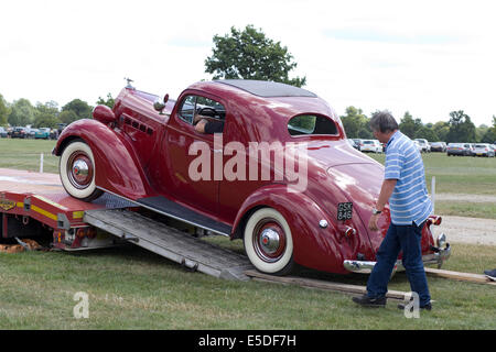 1937 Nash coupe on the back of a lorry Stock Photo