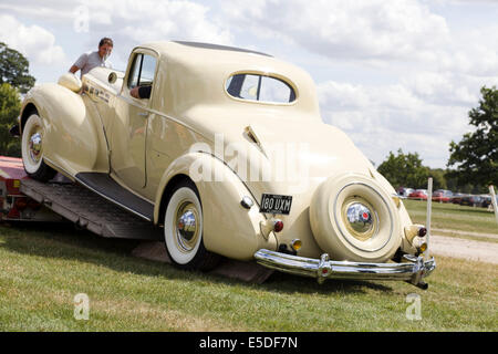 1937 Nash coupe on the back of a lorry Stock Photo