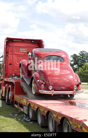 1937 Nash coupe on the back of a lorry Stock Photo