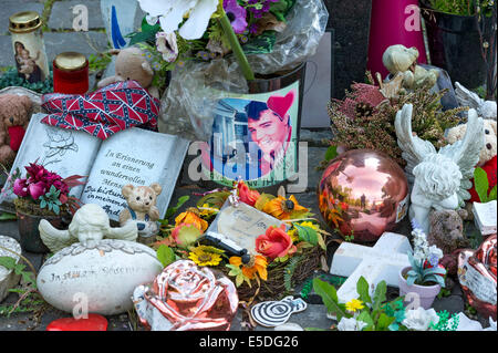 Fan gifts next to the stele commemorating Elvis Presley in front of his former residence Hotel Grunewald, Bad Nauheim, Hesse Stock Photo