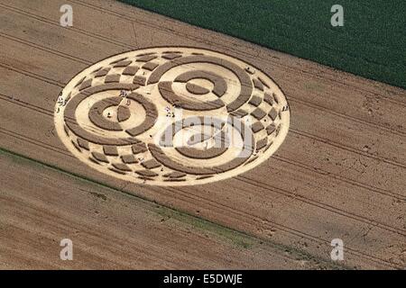 Raisting, Germany. 28th July, 2014. Visitors walk thorugh a crop circle in a wheat field near Raisting, Germany, 28 July 2014. A balloonist had discovered the crop circle about a week ago. Photo: Karl-Josef Hildenbrand/dpa/Alamy Live News Stock Photo