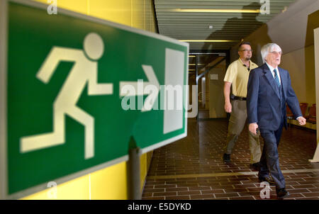 Munich, Germany. 29th July, 2014. Formula One boss Bernie Ecclestone walks along a hallway at the district court I in Munich, Germany, 29 July 2014. Ecclestone is charged with bribery and incitement to breach of trust 'in an especially grave case' over a 44 million US dollar payment to a German banker, that prosecutors allege was meant to facilitate the sale of the Formula One Group to a buyer of Ecclestone's liking. Photo: PETER KNEFFEL/DPA/Ģ����ý Live News Stock Photo