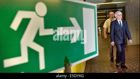 Munich, Germany. 29th July, 2014. Formula One boss Bernie Ecclestone walks along a hallway at the district court I in Munich, Germany, 29 July 2014. Ecclestone is charged with bribery and incitement to breach of trust 'in an especially grave case' over a 44 million US dollar payment to a German banker, that prosecutors allege was meant to facilitate the sale of the Formula One Group to a buyer of Ecclestone's liking. Photo: PETER KNEFFEL/DPA/Ģ����ý Live News Stock Photo