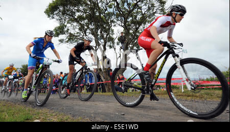 START OF WOMAN'S MOUNTAIN BIKE CYCLING WOMAN'S MOUNTAIN BIKE CATHKIN BRAES GLASGOW SCOTLAND 29 July 2014 Stock Photo