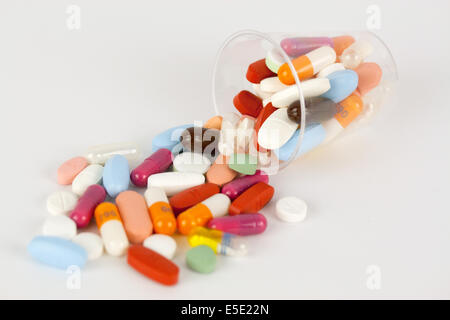 tabletten medikamente pillen medikament pille tablette apotheke gesundheit medizin medizinisch pharma pharmazie pharmazeutisch b Stock Photo