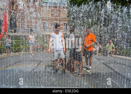 Amsterdam, Holland, Tourist Children Cooling off in Public Garden Fountains during Summer Heat Spell, teens on hot day, [Teenager] Stock Photo