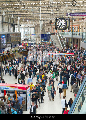 WATERLOO STATION Busy concourse crowds queues commuters visitors London Waterloo station London EC1 Stock Photo