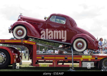 1937 Nash coupe on the back of a lorry Stock Photo