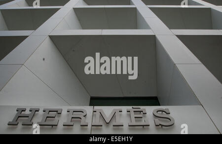 June 21, 2014 - Beverly Hills/Los Angeles, California, U.S - Hermes of Paris began in France in 1837 as a manufacturer of leather goods like saddles and travel bags before moving onto lifestyle goods, ready to wear men's and women's wear as well as accessories like scarves and ties. ---Rodeo Drive, in the heart of Beverly Hills, is a two-way, two mile long, north south city street with a mix of small to large luxury homes, city parks and green areas as well as world class high end signature flagship stores and shops with globally known luxury goods at it's south end.---Beverly Hills, ranch lan Stock Photo