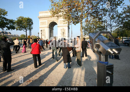 France, paris 8e arc de triomphe et avenue des champs elysees, touristes, longue vue, Stock Photo