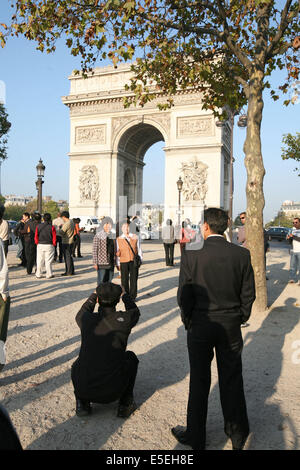 France, paris 8e, arc de triomphe et avenue des champs elysees, touristes, Stock Photo