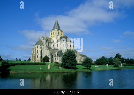 France, Normandie, sud manche, abbaye de cerisy la foret, architecture romane, etang, reflet, Stock Photo