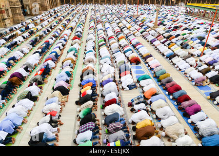Ahmedabad, India. 29th July, 2014.  Muslims celebrating Eid al-Fitr which marks the end of the month of Ramadan, Eid al-Fitr is the end of Ramazan and the first day of the month of Shawwal for all Muslims, in Jama Masjid,Ahmedabad, India. Credit:  Nisarg Lakhmani/Alamy Live News Stock Photo