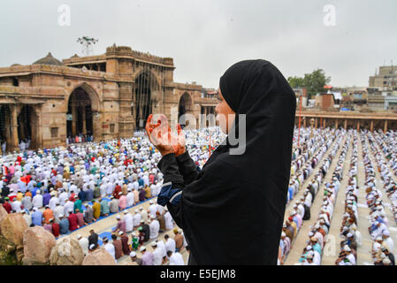 Ahmedabad, India. 29th July, 2014.  Muslims celebrating Eid al-Fitr which marks the end of the month of Ramadan, Eid al-Fitr is the end of Ramazan and the first day of the month of Shawwal for all Muslims, in Jama Masjid,Ahmedabad, India. Credit:  Nisarg Lakhmani/Alamy Live News Stock Photo