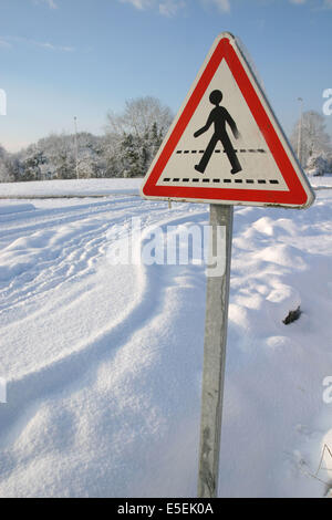 Panneau De Signalisation Routiere Danger Chaussee Glissante Gravillon Road Sign Danger Slippery Pavement Gravel Stock Photo Alamy