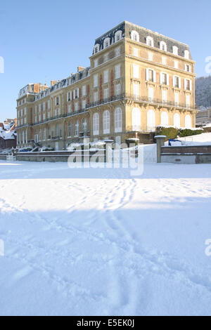 France, Normandie, calvados, cote fleurie, trouville sur mer, 20 centimetres de neige a Trouville (14) en janvier 2006, residence des roches noires, plage, Stock Photo